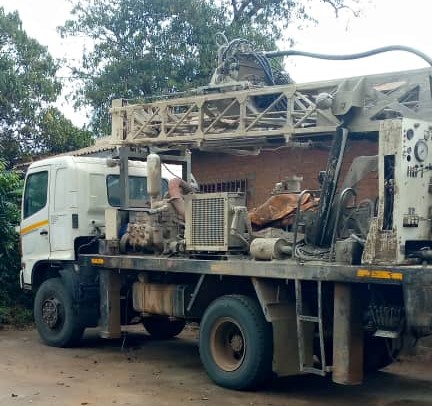 A Drilling rig mounted Four-wheel Drive Truck with mud pump and all drilling accessories. Image